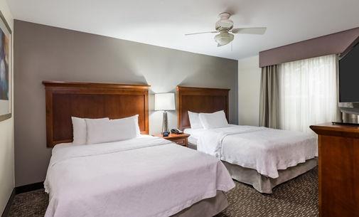 لماذا تستخدم الفنادق اللون الأبيض لمفارش السرير؟