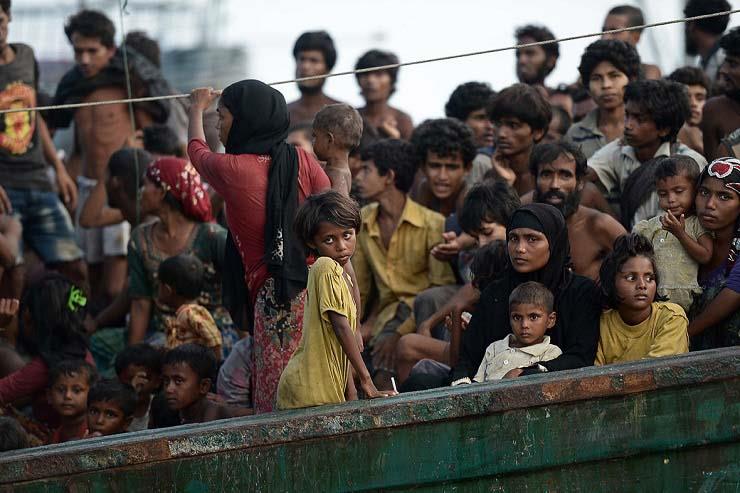 لاجئون من الروهينغا في مخيم ثانخالي في بنغلادش في 