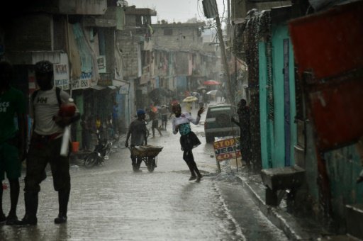 فتاة تلعب تحت المطر في بور او برانس في هايتي في 14