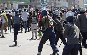 الجنود في زيمبابوي يمنعون المتظاهرين