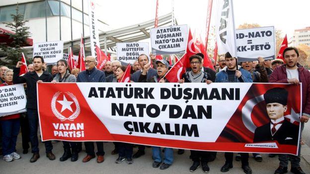 أتراك تظاهروا في أنقرة ضد الناتو وطالبوا بانسحاب ت