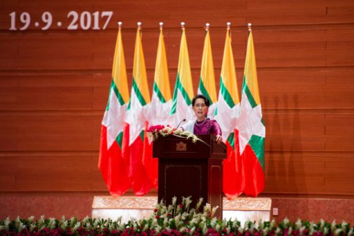 الزعيمة البورمية اونغ سان سو تشي تلقي كلمة في البر