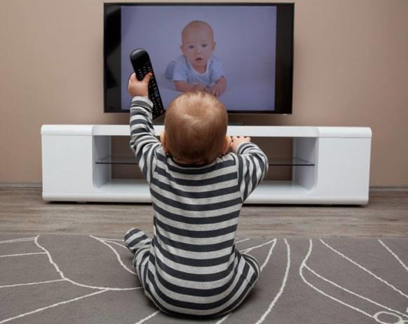 اضرار مشاهدة التلفاز على الاطفال الرضع