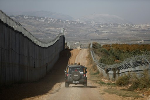آلية للجيش الاسرائيلي تمر بمحاذاة الحدود الشمالية 