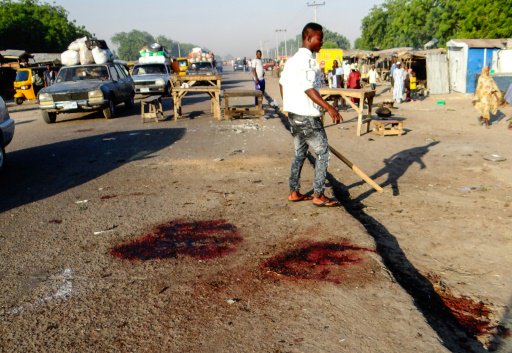 نيجيري قرب موقع هجوم انتحاري في 23 تشرين الاول/أكت