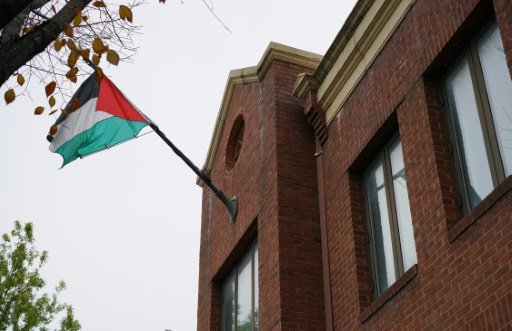 علم منظمة التحرير الفلسطينية مرفوعا فوق مكتبها في 