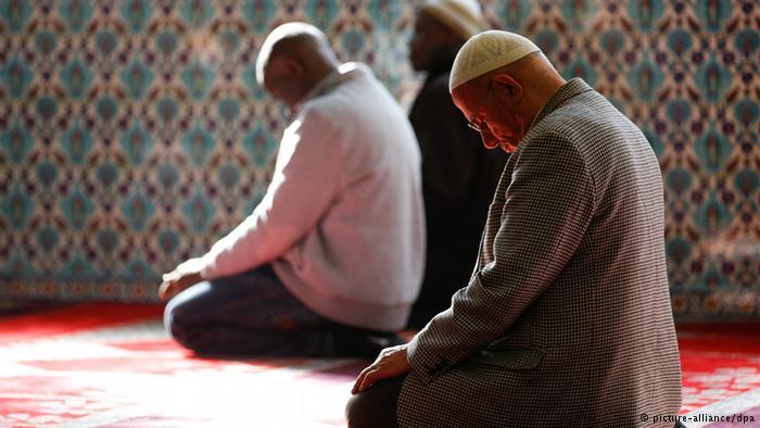 هل تجوز الصلاة بعد صعود الإمام للمنبر يوم الجمعة؟.
