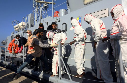 مهاجرون افارقة لدى وصولهم الى قاعدة طرابلس البحرية