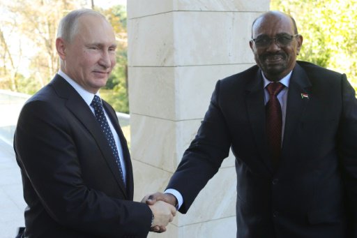 الرئيس الروسي فلاديمير بوتين يصافح نظيره السوداني 