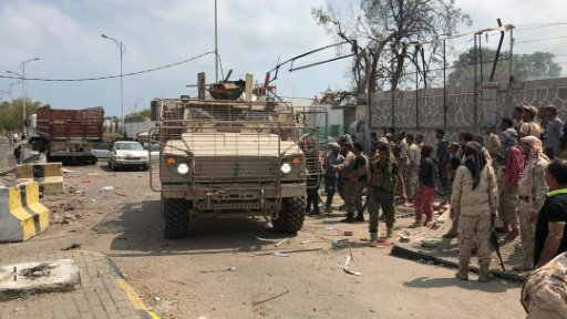 عناصر امن ومدنيون يتفقدون موقع تفجير انتحاري في عد