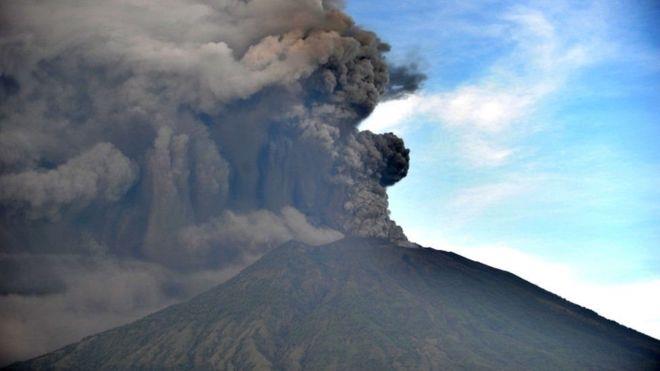 ثار بركان جبل أغونغ المرة الماضية عام 1963، ما أدى