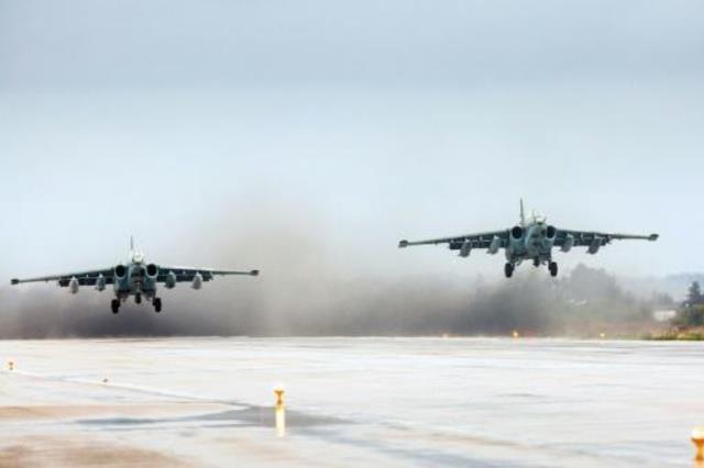 طائرتان روسيتان من طراز سو-25 تقلعان من قاعدة حميم