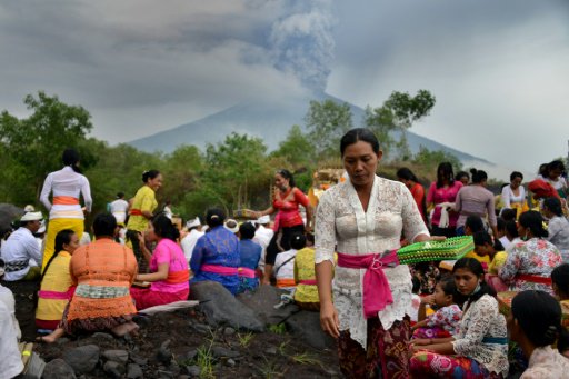 نساء من سكان بالي الهندوس يصلين قرب جبل اغونغ املا