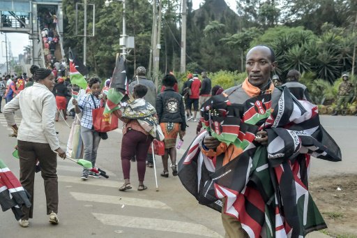 باعة متجولون امام ملعب كاساراني في نيروبي قبل حفل 
