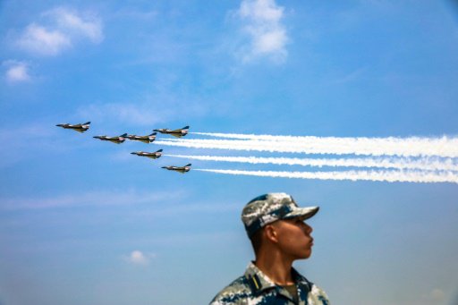 جندي صيني خلال عرض جوي في يوم الطيران في شانغشون ب