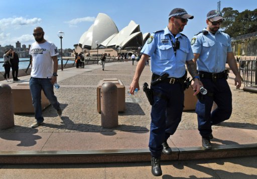 اثنان من رجال الشرطة الاسترالية في منطقة سياحية وض