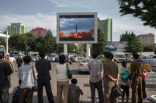 كوريون شماليون يتابعون آخر تجربة لاطلاق صاروخ في م
