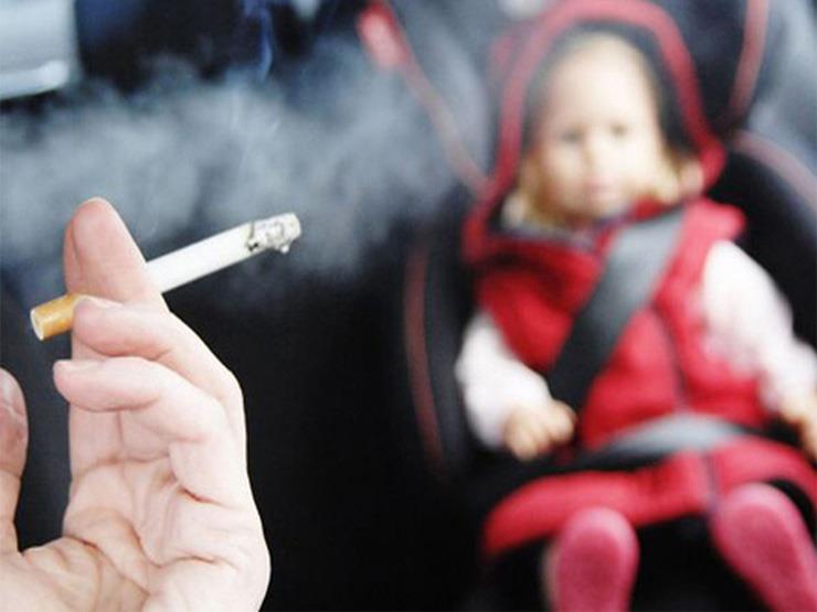   هذه مخاطر التدخين السلبي على الأطفال