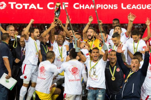 لاعبو الوداد البيضاوي المغربي يرفعون كأس دوري أبطا
