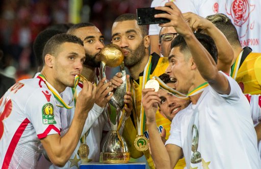 لاعبو الوداد البيضاوي يحتفلون بإحراز كأس دوري ابطا