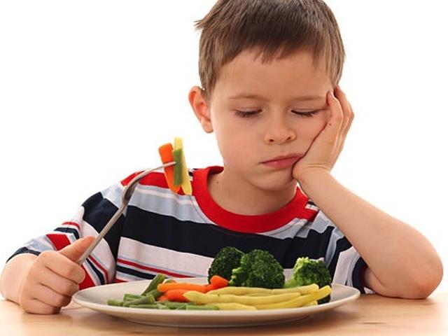 كيف تتعاملين مع طفلك الرافض لتناول الطعام؟