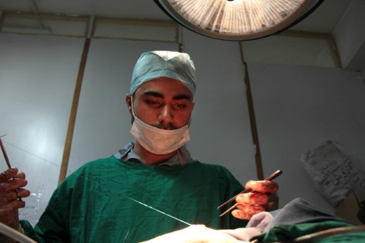 طبيب يجري جراحة لمريض في دوما في الغوطة الشرقية ال