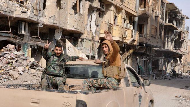 مقاتلون موالون للقوات الحكومية السورية في أطراف ال