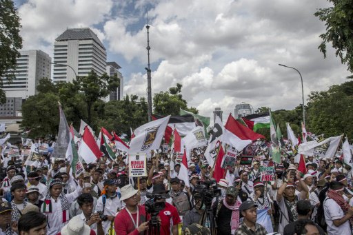 اندونيسيون يتظاهرون امام السفارة الاميركية في جاكر