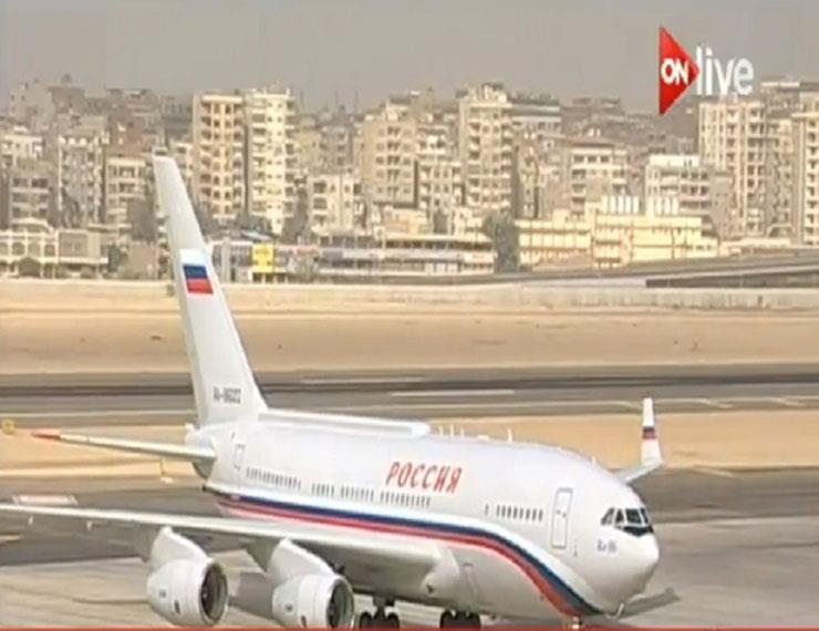 لحظة وصول طائرة الرئيس بوتين لمطار القاهرة 