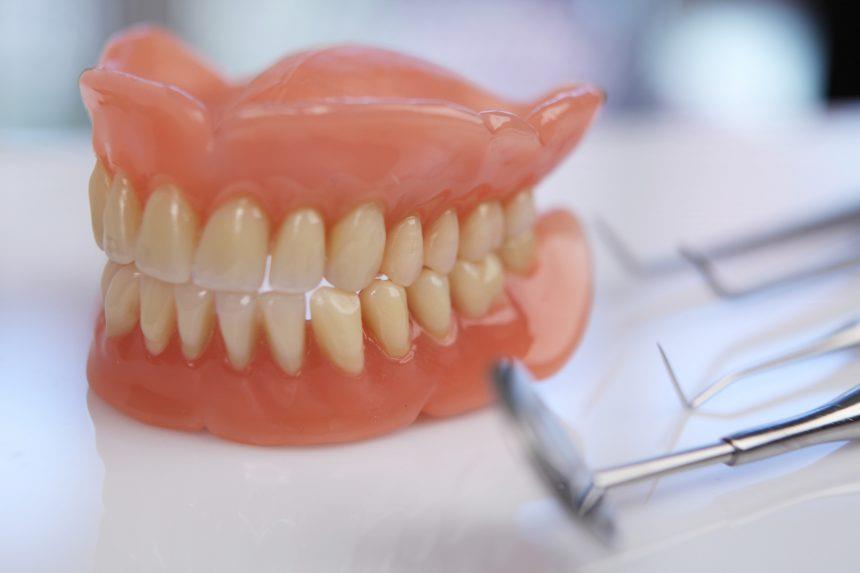 الأسنان الاصطناعية تعرض أصحابها لسوء التغذية
