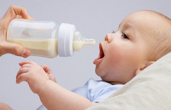  في هذه الحالة عليك القلق عند ترجيع طفلك لحليب الر