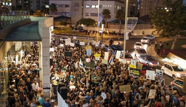 آلاف الإسرائيليين يتظاهرون في تل أبيب للمطالبة باس