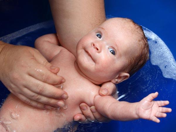 10 نصائح للأم عند تحميم الرضيع لأول مرة