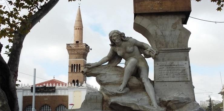 جزائري يخرب تمثال