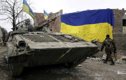 دبابة اوكرانية بالقرب من مدينة ديبالتسيفي بين معقل