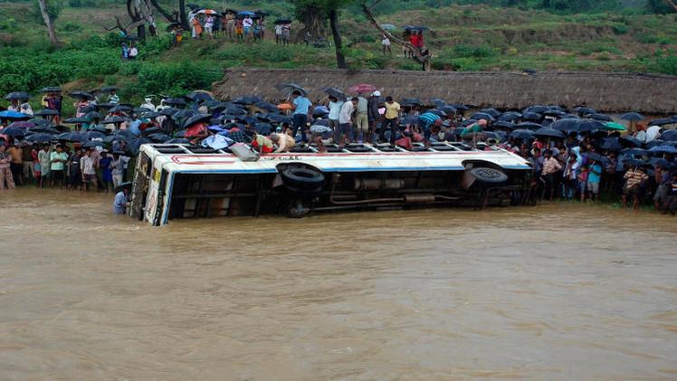 سقوط حافلة في نهر بالهند
