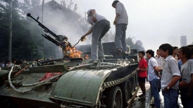 عربة مدرسة محترقة في ميدان السلام السماوي في بكين 