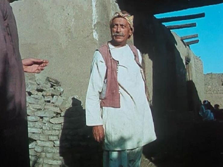 محمود المليجي في مشهد من فيلم الأرض