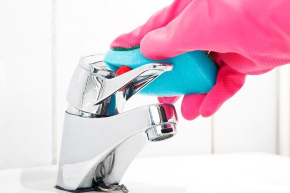 نصائح لتنظيف إكسسوارات الكروم في الحمام بسهولة