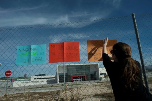 ترفع لافتات تندد باحتجاز المهاجرين في سجن ارخيدونا