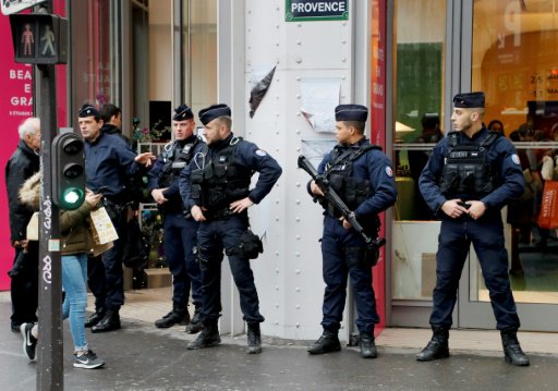 شرطة باريس تقتل رجلا يحمل سلاحًا