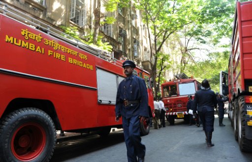 شاحنات اطفاء في بومباي في 9 شباط/فبراير 2011.