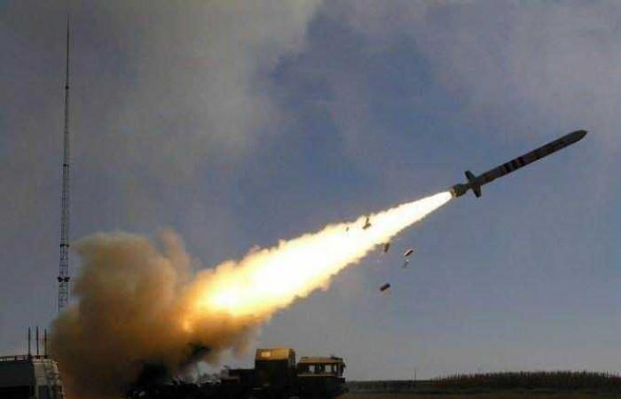 صاروخ حوثي يدمر خمسة منازل سكنية