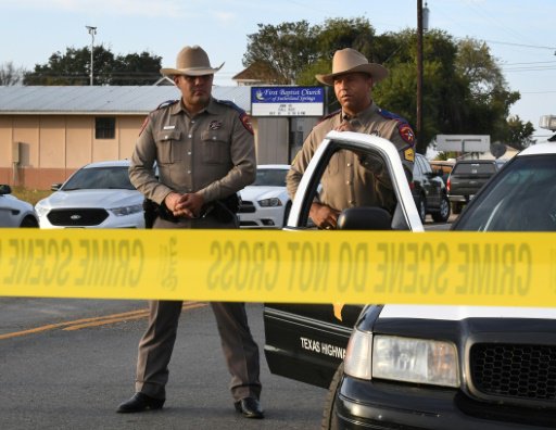 عناصر من شرطة ولاية تكساس يحرسان مدخل الكنيسة المع