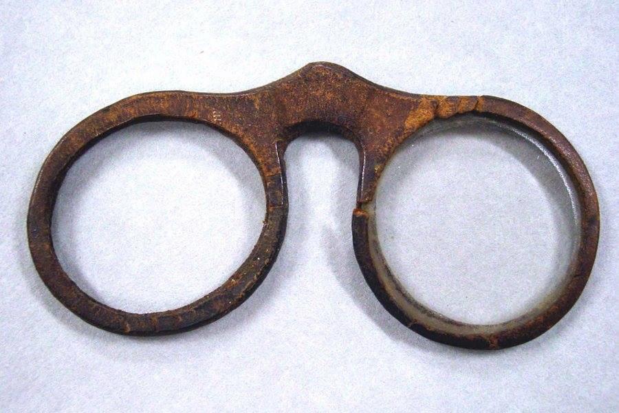 أول نظارة لضعف النظر