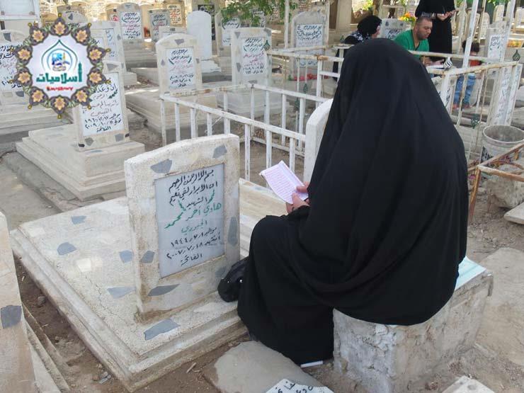 هل تجوز قراءة القرآن على القبر؟