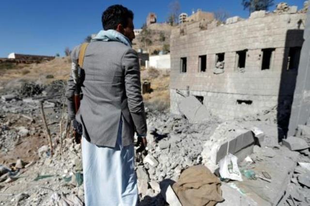 يمني ينظر الى الدمار اثر غارة على محطة تلفزيون يسي