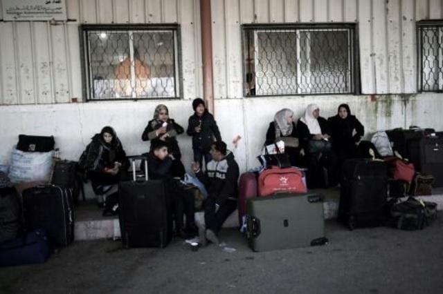 فلسطينيون ينتظرون السماح لعم بالعبور إلى الأراضي ا