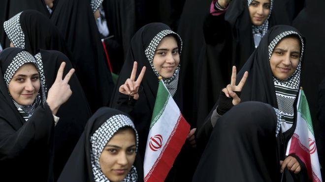 فتيات إيرانيات يلوحن بشعار النصر في ذكرى الثورة ال