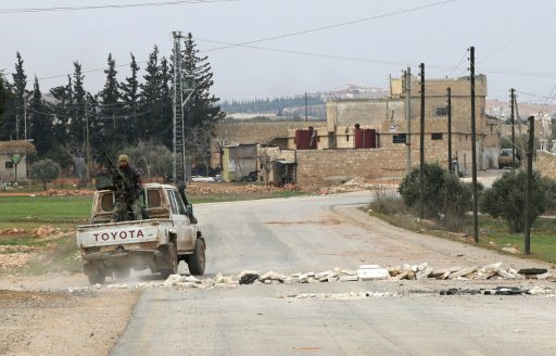 مقاتلون مدعومون من القوات التركية عند تخوم مدينة ا